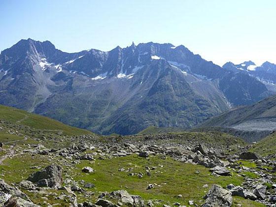 View of the peaks along the east side of the Arolla Valley